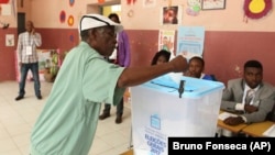 Um eleitor descarrega o voto numa urna, em Luanda. 23 de Agosto, 2017. Angola