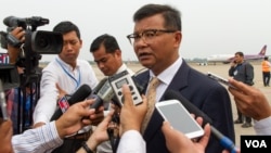 Cambodian Education Minister Mr. Hang Choun Naron talks to reporters after the departure of US First Lady Michelle Obama at Siem Reap International Airport, Sunday, March 22, 2015. (Neou Vannarin/VOA Khmer)