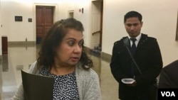 នាង Shala Shamim មក​ពី​មជ្ឈមណ្ឌល​សាសនា​ឥស្លាម​ក្នុង​រដ្ឋ Maryland (រូប​ឆ្វេង) និង​លោក Karim Yakub ជន​ភៀស​ខ្លួន​រ៉ូហ៊ីងយ៉ា​ដែល​រស់នៅ​ក្នុង​សហរដ្ឋ​អាមេរិក​តាំង​ពី​ឆ្នាំ២០១៥​មក​ កំពុង​ធ្វើ​ការ​តស៊ូ​មតិ​សម្រាប់​ជន​ភៀស​ខ្លួន​នៅ​វិមាន​សភា Capitol Hill កាលពី​ថ្ងៃទី២៨ ខែកុម្ភៈ ឆ្នាំ២០១៨។