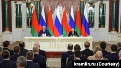 2025년 3월 13일 모스크바 크렘린궁에서 블라디미르 푸틴 러시아 대통령과 알렉산드르 루카셴코 벨라루스 대통령과 정상회담 후 공동 기자회견을 갖고 있다. (출처: kremlin.ru)