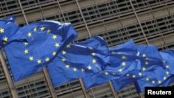 Zastave ispred sedišta Evropske komisije u Briselu (REUTERS/Yves Herman)