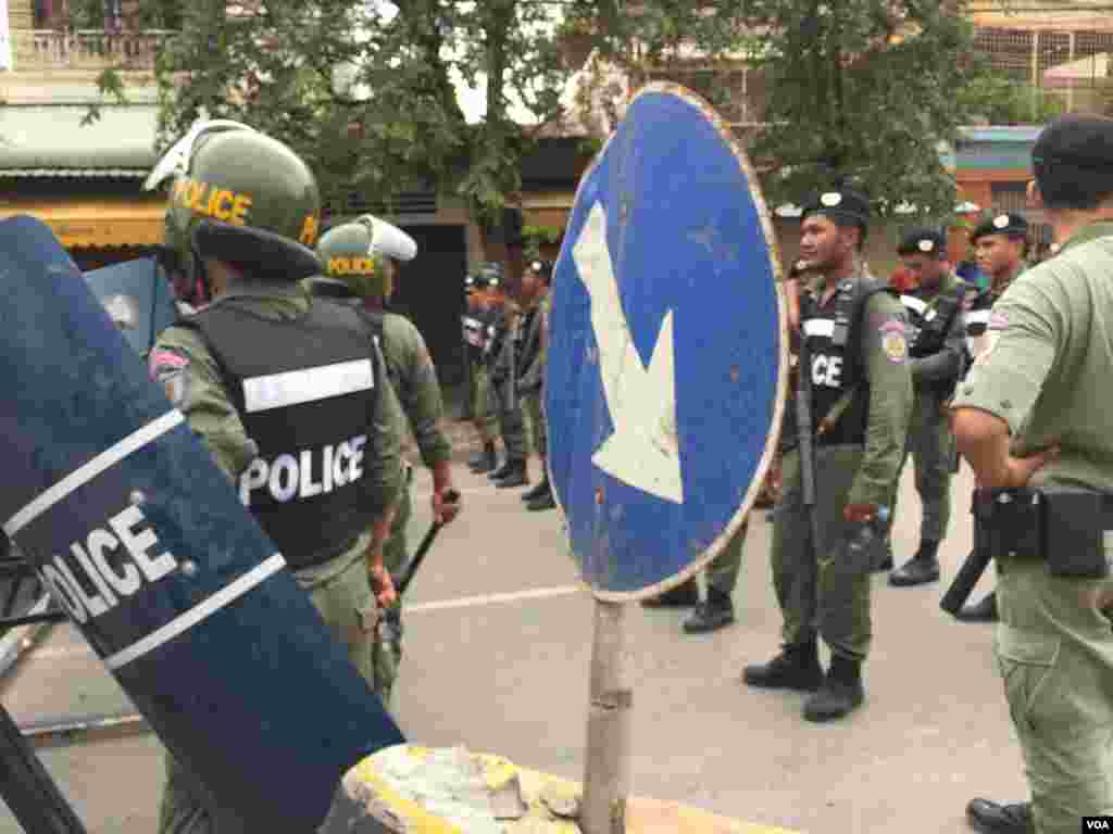 ក្បួនដង្ហែញ្ញតិ្ត​របស់​តំណាងរាស្រ្ត​គណបក្ស​ប្រឆាំង​ទៅ​ថ្វាយ​​ព្រះមហាក្សត្រ​​ត្រូវ​បាន​រារាំង​ដោយ​ការ​បិទផ្លូវ​​មួយ​សន្ទុះ​ធំ​ មុនពេលអនុញ្ញាត​ឲ្យ​ឆ្លង​កាត់​ពី​សំណាក់​អាជ្ញាធរ កាល​ពី​ថ្ងៃ​ទី៣០ ខែ​ឧសភា ឆ្នាំ​ ២០១៦។ (ហ៊ុល រស្មី/VOA)