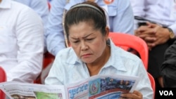 រូបឯកសារ៖ ស្រ្តី​ជាអ្នក​គាំទ្រ​គណបក្ស​ប្រជាជន​កម្ពុជា​ម្នាក់​អាន​កាសែត​«​ប្រជាជន​»​​​​ក្នុង​អំឡុង​ពេល​រំលឹក​ខួបទី​៦៥​ នៃ​ថ្ងៃ​បង្កើត​គណបក្ស​ប្រជាជន​កម្ពុជា ​នៅ​ទីស្នាក់​ការ​កណ្ដាល​គណបក្ស​នៅ​ថ្ងៃ​ទី​២៨ ​ខែ​មិថុនា​ ឆ្នាំ​២០១៦​ ​រាជធានី​ភ្នំពេញ ដែល​មាន​អ្នក​ចូលរួមរាប់​រយ​នាក់​។ 