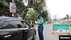 حکومت اعلان کړی چې یوازې د روغتیایي خدماتو د تر لاسه کولو لپاره خلک اجازه لري د کورونو نه بهر راووځي. 