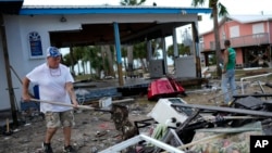 Stanovnici Horsšu Biča čiste otpad posle udara uragana Idalija ( Foto: AP/Rebecca Blackwell)