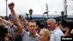 الکسی ناوالنی،۴۴ ساله در یکی از تجمع‌های علیه پوتین در مسکو. او پس از مسموم شدن در روسیه، برای درمان به آلمان منتقل شد. 