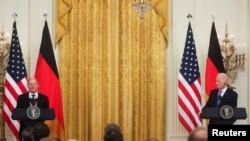 조 바이든(오른쪽) 미국 대통령과 올라프 숄츠 독일 총리가 7일 백악관에서 회담 후 공동회견하고 있다. 