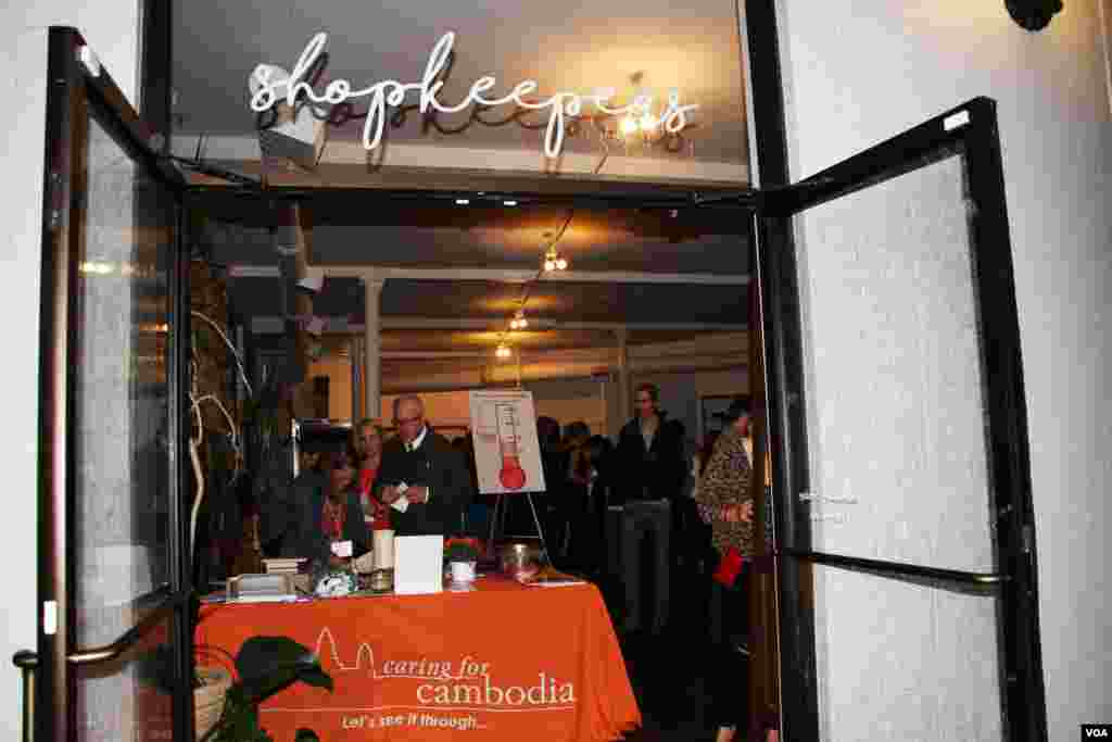 The Shopkeepers Gallery owned by a local Cambodian-American is host to a Washington, DC fundraiser and silent auction organized by Caring for Cambodia, a non-profit to help support 21 impoverished schools in Cambodia's Siem Reap province, May 4, 2017. (VOA Khmer)