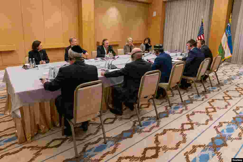 2-fevral kuni kechqurun Toshkentga yetib kelishi bilanoq AQSh Davlat kotibi Mayk Pompeo va u boshliq delagatsiya O'zbekistonning diniy yetakchi va faollari bilan uchrashgan. E'tiqod erkinligi targ'iboti - Amerikani Amerika qilgan qadriyatlardan, deydi Pompeo.