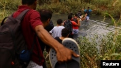 Migrantes cruzan el río Grande hacia EEUU desde Ciudad Juárez, México, el 21 de septiembre de 2023.