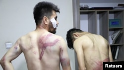 دو تن از ژورنالستان روزنامهٔ اطلاعات روز که توسط طالبان توقیف و لت و کوب شدند