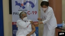 La enfermera Violeta Gaona fue la primera persona en Panamá en recibir una vacuna contra el COVID-19, luego de que un primer lote de más de 12.000 dosis Pfizer-BioNTech llegara al país, que ha visto la mayor cantidad de casos de virus en Centroamérica.