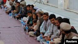 شماری از باشندگان شهر کابل در انتظار صرف افطاری اند 