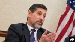 ཕྱི་འབྲེལ་སློབ་སྟོན་ལྷན་ཚོགས་ཀྱི་འཇིགས་སྐུལ་འཐབ་རྒོལ་དང་རྒྱལ་ནང་སྲུང་སྐྱོབ་ཞིབ་འཇུག་ཁང་གི་ཉམས་ཞིབ་པ་བྷུ་རུ་སི་ཧོབ་མན་