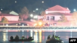 Փրկարար նավակները իրականացնում են որոնողական աշխատանքներ Պոտոմակ գետի ջրերում Ռեյգանի ազգային օդանավակայանի մոտ ինքնաթիռի վթարից հետո, հունվարի 30, 2025թ.