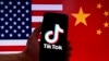 Logo aplikasi media sosial TikTok terlihat di layar iPhone dengan latar belakang bendera Amerika Serikat dan China di Washington, DC, pada 16 Maret 2023. (Foto: AFP)