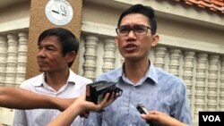 រូបឯកសារ៖ អតីត​អ្នកសារព័ត៌មាន​វិទ្យុ​អាស៊ី​សេរី​ប្រចាំ​រាជធានី​ភ្នំពេញ លោក អ៊ួន ឈិន (ឆេ្វង) និង​លោក យាង សុធារិន្ទ (ស្តាំ) ថ្លែង​ទៅ​កាន់​អ្នក​យក​ព័ត៌មាន​ខាង​ក្រៅ​សាលា​ដំបូង​រាជធានី​ភ្នំពេញ​កាល​ពី​ថ្ងៃ​សុក្រ​ទី​៣០ ខែ​សីហា ឆ្នាំ​២០១៩។ (ទុំ ម្លិះ/វីអូអេ)