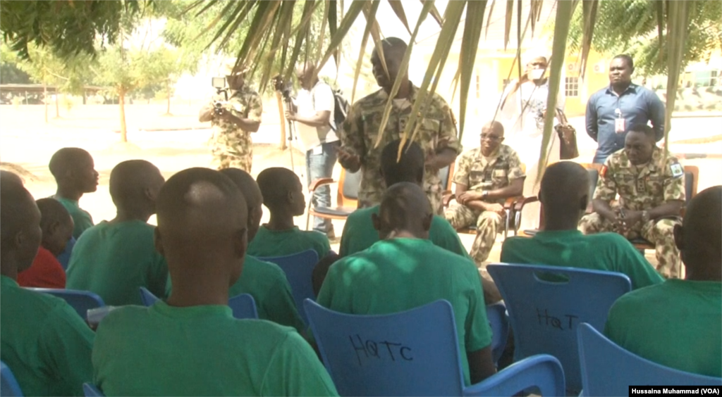 Wasu daga cikin 'yan kungiyar Boko Haram da suka mika wuya, Farairu 05, 2018