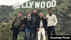 Nia Zulkarnain (dua dari kiri), Ari Sihasale (tiga dari kiri) bersama Michael Jakarimilena, Nobo Sasamu dan Stephen Wally dari kelompok vokal Pacenogei, Papua di Los Angeles (Foto Courtesy: Hanky Asa-LA)