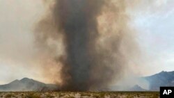 Un remolino de fuego se observa en esta foto del Servicio de Parques Nacionales de EEUU durante un incendio forestal en la Reserva Nacional de Mojave, California, el 30 de julio de 2023.