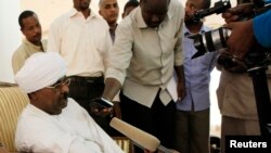 Salah Abdallah Mohamed Saleh akizungumza na vyombo vya habari Khartoum, Sudan, Julai 10, 2013, wakati akitangaza kujiuzulu Jumamosi.