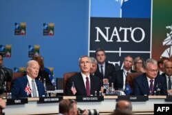 Dari kiri: Presiden AS Joe Biden, Sekretaris Jenderal NATO Jens Stoltenberg dan Presiden Lituania Gitanas Nauseda menghadiri sesi kerja pertama sebagai bagian dari KTT NATO, di Vilnius, 11 Juli 2023. (Jacques WITT / POOL / AFP)