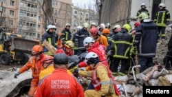 烏克蘭救援人員在敖德薩被毀樓房廢墟中移出一具屍體。（2024年3月2日）