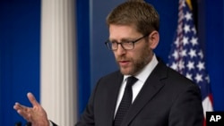 Oq uy matbuot kotibi Jey Karni Iroq bo'yicha jurnalistlar savollariga javob bermoqda, 9-yanvar, 2013-yil.