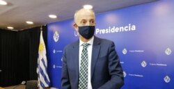 ARCHIVO - El ministro de Defensa de Uruguay, Javier García, visto en esta foto del 20 de diciembre de 2020, se reunió con el jefe del Comando Sur de EE.UU. Craig Faller durante su visita a Uruguay.