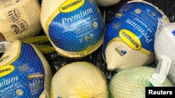 Pavos congelados exhibidos en un supermercado antes de las vacaciones de Acción de Gracias en Chicago, Illinois, EEUU, 22 de noviembre de 2022. REUTERS/Jim Vondruska