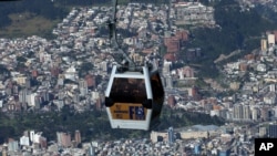 Vista de un teleférico sobre Quito, Ecuador, el 24 de mayo de 2005. [Archivo]