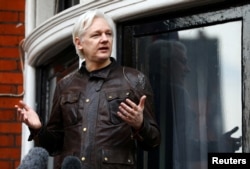 Assange ispred ambasade Ekvadora u Londonu.