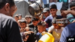 Kananan yara suna layi su karbi abinci a sansanin 'yan gudun hijira da keJabalia