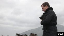 Presiden Rusia Dmitry Medvedev saat mengunjungi Kepulauan Kuril Selatan yang menjadi sengketa Rusia-Jepang, 2 November 2010.