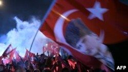 Përkrahësit e opozitës turke festojnë fitoren në zgjedhjet lokale të 31 marsit 2024 - Stamboll, Turqi