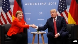 Nemačka kancelarka Angela Merkel i predsednik SAD Donald Tramp na samitu G8 u Argentini (arhivski snimak)