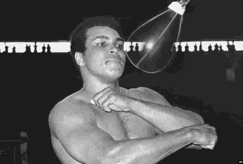 Muhammad Ali Jo Freyzer bilan bo'ladigan jang oldidan mashq qilmoqda, Manila, Filippin, 29-sentabr, 1975-yil.