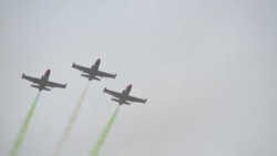 Jiragen Yakin sojojin saman Najeriya samfurin Alpha Jet ke Atisayen kayatar da manyan baki Inda suke fitar da Hayaki kore da fari da kore wato launin tutor Najeriya