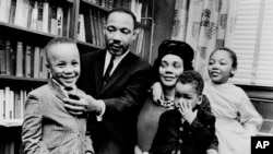 Dr. Martin Luther King Jr. da matarsa, Coretta Scott King da yaransu uku