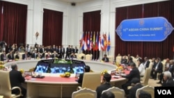 Chinese and ASEAN leaders attend the 15th ASEAN-China Summit in Phnom Penh's Peace Palace, Cambodia, November 19, 2012. (Sophat Soeung/VOA Khmer) 