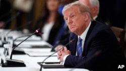 2020年7月7日特朗普总统在白宫东厅举行的“安全重启美国学校全国对话”活动中听取讲话。