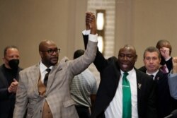 Advokat porodice Floyd Ben Crump i Philonise, brat Georgea Floyda, na konferenciji za novinare nakon što su saznali presudu protiv Dereka Chauvina, 20. april 2021.