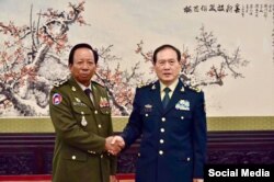 លោក ទៀ បាញ់ រដ្ឋមន្ត្រីការពារជាតិកម្ពុជាត្រូវបានទទួលដោយ សមភាគីចិន Wei Fenghe នៅទីស្ដីការក្រសួងការពារប្រទេសចិន ក្នុងទីក្រុងប៉េកាំង កាលពីថ្ងៃទី២៣ ខែតុលា ឆ្នាំ២០១៨។ (រូបថត៖ ក្រសួងការពារជាតិកម្ពុជា)