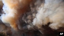 Columnas de humo se alzan mientras el incendio Hughes arde en Castaic, California, el miércoles 22 de enero de 2025. 