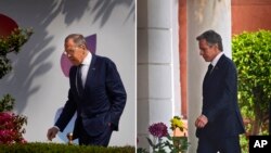 Kombinacija dve fotografije na kojima se vide šef diplomatije Rusije Sergej Lavrov (levo) i američki državni sekretar Entoni Blinken kako ulaze na drugu sesiju samita ministara spoljnih poslova zemalja članica G-20, u Nju Delhiju (Foto: AP/Manish Swarup)