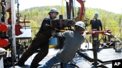 Radnici na bušotini prirodnog gasa blizu Burlingtona u Pensilvaniji (FOTO: AP Photo/Ralph Wilson)