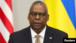 Во Брисел, Остин им рече на новинарите кои патуваа со него во вторникот дека мала група американски персонал за специјални операции работи со Израелците за да помогне во планирањето и разузнавањето.