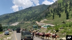 2020年6月18日,在印控的克什米尔，印度军车队行使在斯利那加-拉达克公路上行驶。中印两国军队在拉达克地区发生对峙。