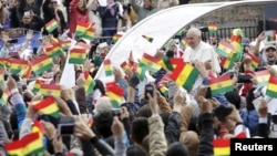 El papa Francisco es recibido por los fieles bolivianos en Santa Cruz de la Sierra, Bolivia.