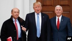 دونالد ترامپ همراه با مایک پنس (راست) و ویلبر راس (چپ) گزینه وزارت تجارت 